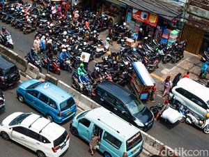 Penampakan Jalan Tanah Abang Macet di Pekan Ketiga Ramadan Penampakan Jalan Tanah Abang Macet di Pekan Ketiga Ramadan
