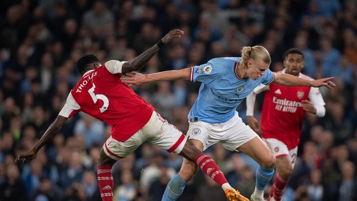 MANCHESTER, ENGLAND - APRIL 26: Erling Haaland of Manchester City and Thomas Partey of Arsenal in action during the Premier League match between Manchester City and Arsenal FC at Etihad Stadium on April 26, 2023 in Manchester, United Kingdom. (Photo by Joe Prior/Visionhaus via Getty Images)