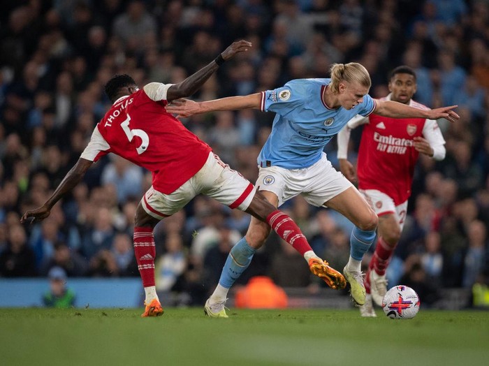 MANCHESTER, ENGLAND - APRIL 26: Erling Haaland of Manchester City and Thomas Partey of Arsenal in action during the Premier League match between Manchester City and Arsenal FC at Etihad Stadium on April 26, 2023 in Manchester, United Kingdom. (Photo by Joe Prior/Visionhaus via Getty Images)