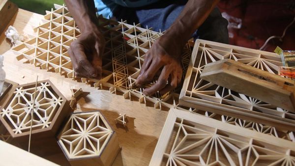Melihat Kerajinan Hiasan Dinding dengan Teknik Kumiko di Kediri