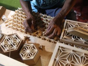 Melihat Kerajinan Hiasan Dinding dengan Teknik Kumiko di Kediri Melihat Kerajinan Hiasan Dinding dengan Teknik Kumiko di Kediri