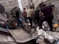 Dramatis! Momen Evakuasi Bocah Tertimbun Reruntuhan di Gaza