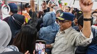 Momen Menhub Desak-desakan Naik KRL ke Peresmian Flyover