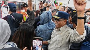 Momen Menhub Desak-desakan Naik KRL ke Peresmian Flyover