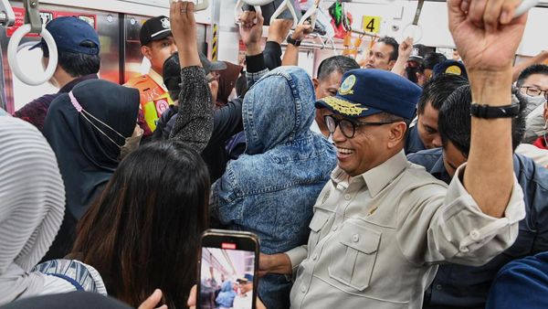 Momen Menhub Desak-desakan Naik KRL ke Peresmian Flyover