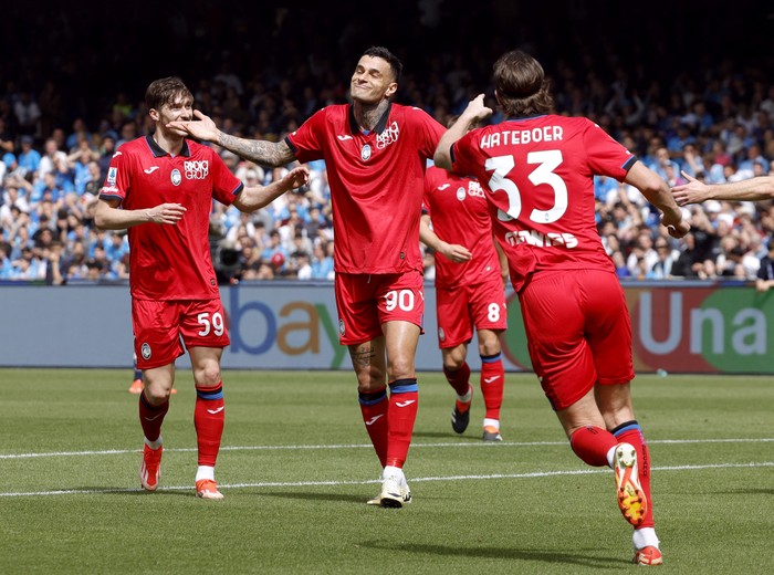 Soccer Football - Serie A - Napoli v Atalanta - Stadio Diego Armando Maradona, Naples, Italy - March 30, 2024 Atalantas Gianluca Scamacca celebrates scoring their second goal with Aleksei Miranchuk and Hans Hateboer  REUTERS/Ciro De Luca