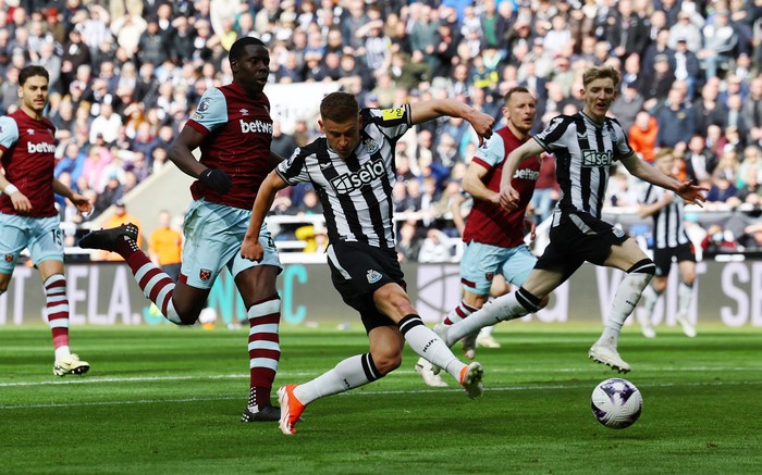 Soccer Football - Premier League - Newcastle United v West Ham United - St James Park, Newcastle, Britain - March 30, 2024 Newcastle Uniteds Harvey Barnes scores their third goal Action Images via Reuters/Lee Smith NO USE WITH UNAUTHORIZED AUDIO, VIDEO, DATA, FIXTURE LISTS, CLUB/LEAGUE LOGOS OR LIVE SERVICES. ONLINE IN-MATCH USE LIMITED TO 45 IMAGES, NO VIDEO EMULATION. NO USE IN BETTING, GAMES OR SINGLE CLUB/LEAGUE/PLAYER PUBLICATIONS.