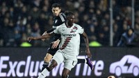 6. Atalanta – sudah belanja 68 juta paun (Rp 1,505 triliun), termasuk Odilon Kossounou. Foto: REUTERS/Aziz Karimov