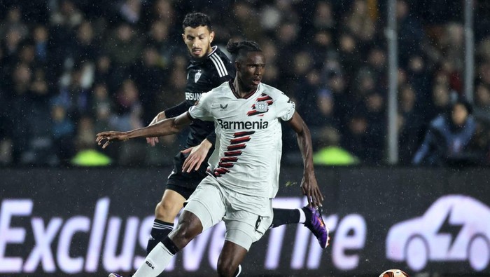 Soccer Football - Europa League - Round of 16 - First Leg - Qarabag v Bayer Leverkusen - Tofig Bahramov Republican Stadium, Baku, Azerbaijan - March 7, 2024  Bayer Leverkusen's Odilon Kossounou in action with Qarabag's Abdellah Zoubir REUTERS/Aziz Karimov