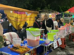 Berburu Takjil Murah di Karang Menjangan, Mulai Takoyaki hingga Es Manado