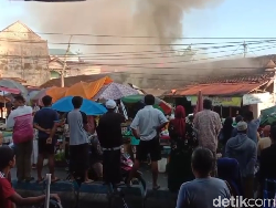 Pasar Waru Pamekasan Terbakar, 2 Unit Mobil PMK Diterjunkan