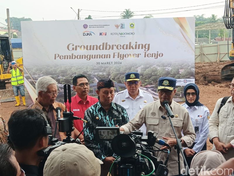 Menteri Perhubungan Budi Kariya Sumadi, Dirjen Podamoro Land Basilius Ruru, dan Gubernur Kabupaten Bogor Asmawa Tosepu meresmikan pembangunan flyover dan JPO di stasiun Tenjo.