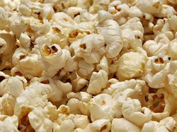 Menyelami Asal-usul Popcorn Jadi Camilan Ikonik di Bioskop