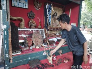 Suka Duka Hendi Sang Penjual Barang Antik di Keraton Kasepuhan Suka Duka Hendi Sang Penjual Barang Antik di Keraton Kasepuhan