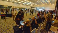 Warga Surabaya Manfaatkan Walk Thru Tukar Uang Baru di Mal