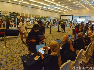Warga Surabaya Manfaatkan Walk Thru Tukar Uang Baru di Mal Warga Surabaya Manfaatkan Walk Thru Tukar Uang Baru di Mal