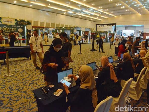 Warga Surabaya Manfaatkan Walk Thru Tukar Uang Baru di Mal