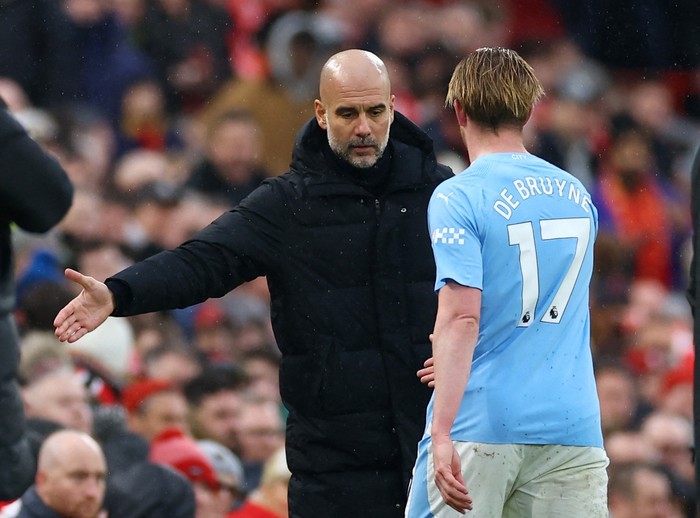 Soccer Football - Premier League - Liverpool v Manchester City - Anfield, Liverpool, Britain - March 10, 2024 Manchester Citys Kevin De Bruyne with manager Pep Guardiola after being substituted REUTERS/Carl Recine NO USE WITH UNAUTHORIZED AUDIO, VIDEO, DATA, FIXTURE LISTS, CLUB/LEAGUE LOGOS OR LIVE SERVICES. ONLINE IN-MATCH USE LIMITED TO 45 IMAGES, NO VIDEO EMULATION. NO USE IN BETTING, GAMES OR SINGLE CLUB/LEAGUE/PLAYER PUBLICATIONS.