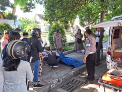 Jasad Lelaki Tergeletak di Trotoar Gegerkan Warga Lateng Banyuwangi