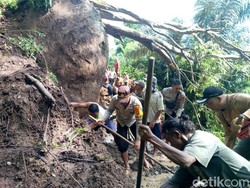 Tiga Hari Jalan Lumpuh Tertimbun Longsor, 1.700 Warga Terisolir