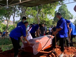 Ibu-Anak Lansia Tewas Membusuk di Jaksel Dimakamkan Satu Liang Lahat