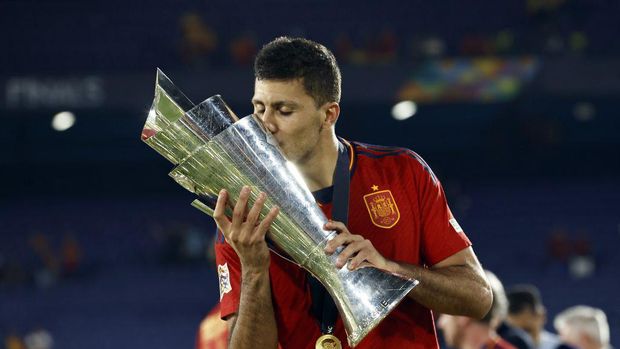 ROTTERDAM - Rodrigo Hernandez of Spain Rodri of Spain kisses the Nations League trophy during the UEFA Nations League final match between Croatia and Spain at Feyenoord Stadion de Kuip on June 18, 2023 in Rotterdam, Netherlands. AP | Dutch Height | MAURICE OF STONE (Photo by ANP via Getty Images)