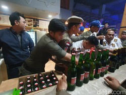 Satpol PP Sumsel Gelar Razia Tempat Hiburan, Sita Puluhan Botol Miras