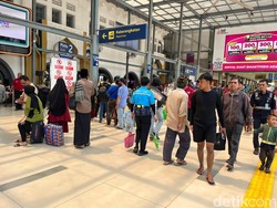 Situasi Stasiun Pasar Senen Mulai Dipadati Pemudik Jelang Lebaran