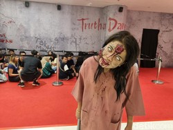 Zombie Bergentayangan di Surabaya, Hiii...