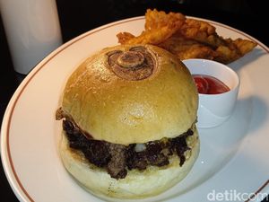 Begini Sensasi Makan di The Coach Restaurant Pertama di Dunia! Begini Sensasi Makan di The Coach Restaurant Pertama di Dunia!
