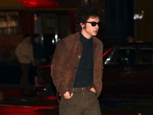 Foto: Timothee Chalamet Jadi Bob Dylan di Film Terbaru, Intip Transformasinya