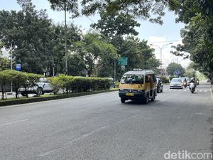 Ngerinya Detik-detik Mobil Tabrak hingga Seret Ojol di BKR Bandung Ngerinya Detik-detik Mobil Tabrak hingga Seret Ojol di BKR Bandung