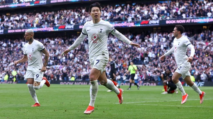 LONDON, ENGLAND - MARCH 30: Heung-Min Son of Tottenham Hotspur celebrates scoring their teams second goal during the Premier League match between Tottenham Hotspur and Luton Town at Tottenham Hotspur Stadium on March 30, 2024 in London, England. (Photo by Chloe Knott - Danehouse/Getty Images) (Photo by Chloe Knott - Danehouse/Getty Images)
