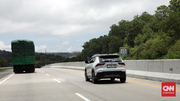 Toyota Yaris Cross Hybrid melintasi jalan tol Bakauheni-Terbanggi Besar dalam perjalanan menuju Palembang, Selasa, 19 Maret 2024. CNN Indonesia/Safir Makki