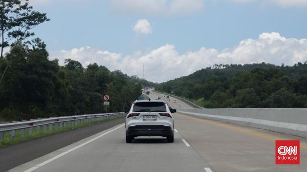 Toyota Yaris Cross Hybrid melintasi jalan tol Bakauheni-Terbanggi Besar dalam perjalanan menuju Palembang, Selasa, 19 Maret 2024. CNN Indonesia/Safir Makki