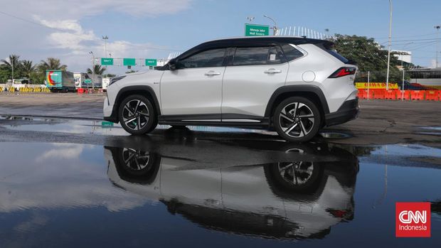 Kendaraan Toyota Yaris Cross Hybrid di Pelabuhan Merak, Banten, 19 Maret 2024. CNN Indonesia/Safir Makki