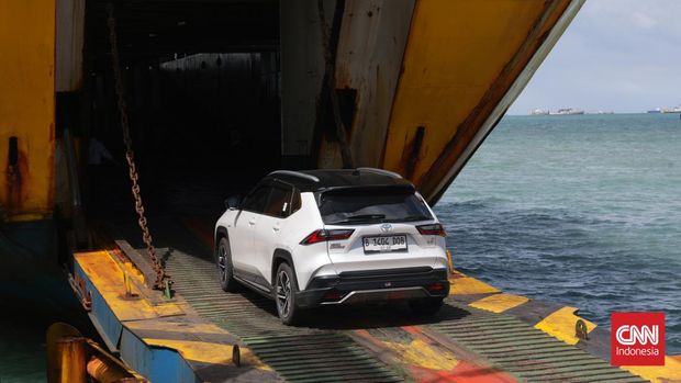 Kendaraan Toyota Yaris Cross Hybrid memasuki kapal ferizy di dermaga 6  terminal Eksekutif pelabuhan merak, banten. CNN Indonesia/Safir Makki