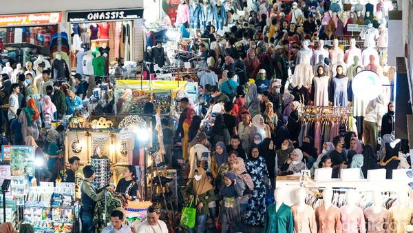 Tumpah Ruah Warga Serbu Pasar Tanah Abang Jelang Lebaran