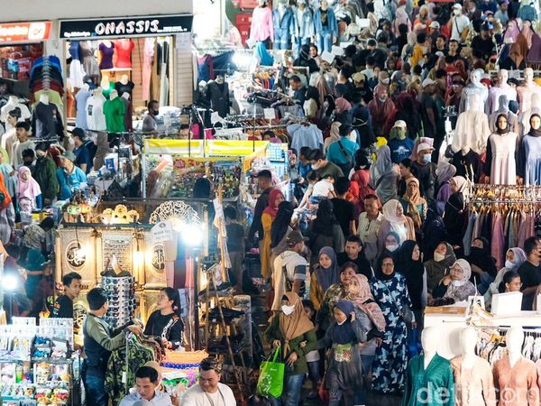 Tumpah Ruah Warga Serbu Pasar Tanah Abang Jelang Lebaran