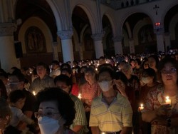 Misa Pra-Paskah Sabtu Suci di Katedral Jakarta Diawali Upacara Cahaya