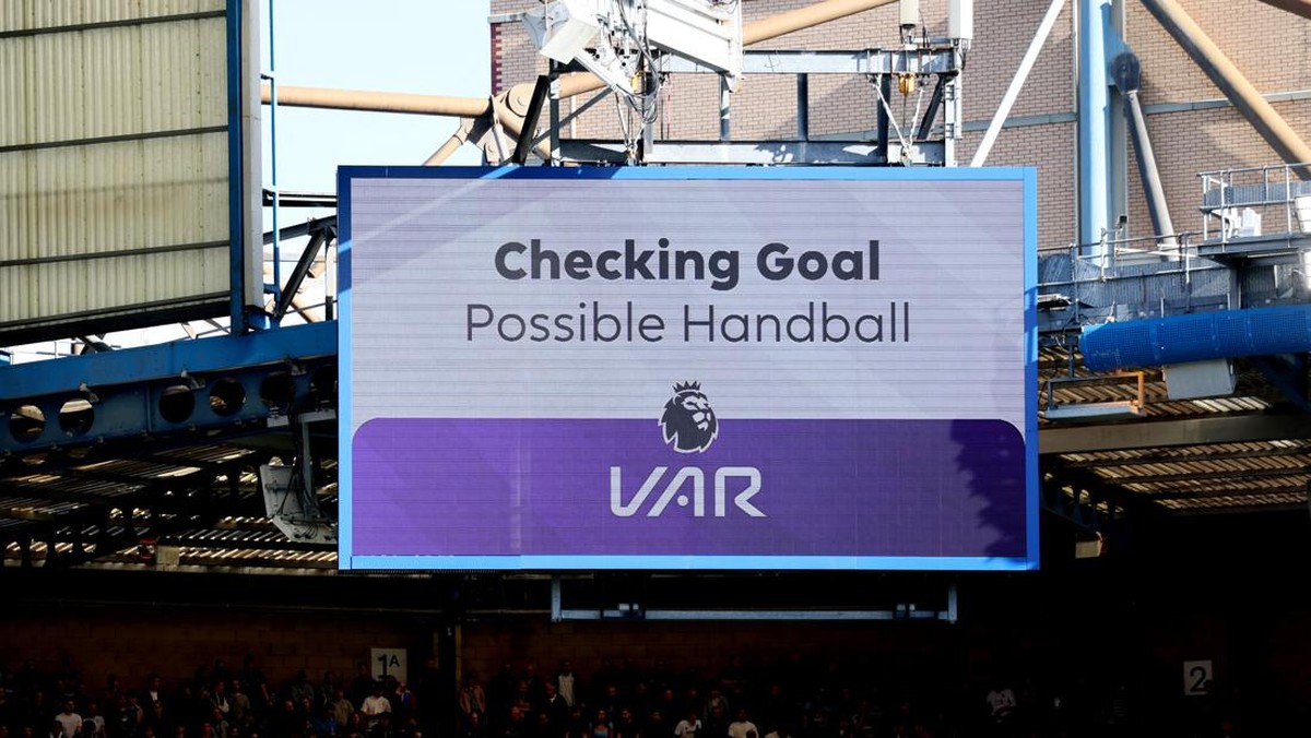 Penggunaan VAR menimbulkan perdebatan di sepak bola Inggris. Foto: REUTERS/Isabel Infantes