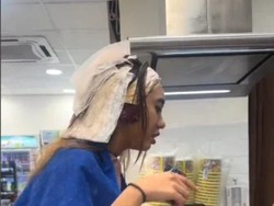 Momen Lucu Wanita Telat Buka Puasa, Terpaksa Beli Takjil Saat Lagi Cat Rambut