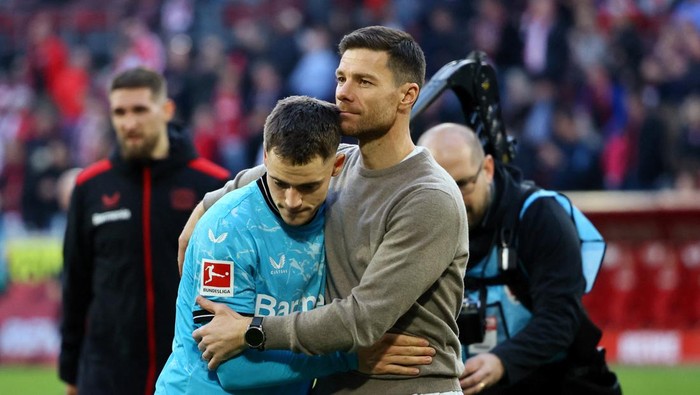 Soccer Football - Bundesliga - FC Cologne v Bayer Leverkusen - RheinEnergieStadion, Cologne, Germany - March 3, 2024 Bayer Leverkusen coach Xabi Alonso and Florian Wirtz celebrate after the match REUTERS/Wolfgang Rattay DFL REGULATIONS PROHIBIT ANY USE OF PHOTOGRAPHS AS IMAGE SEQUENCES AND/OR QUASI-VIDEO.