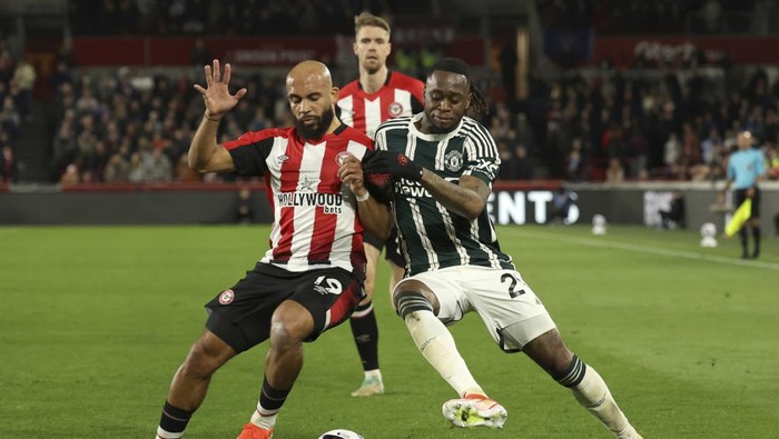 Brentfords Bryan Mbeumo, left, vies for the ball with Manchester Uniteds Aaron Wan-Bissaka during the English Premier League soccer match between Brentford and Manchester United at the Gtech Community Stadium in London, Saturday, March 30, 2024. (AP Photo/Ian Walton)