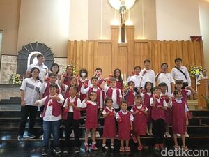 Rayakan Paskah, Gereja Santo Yoseph Palembang Bagikan Ribuan Telur ke Jemaat Rayakan Paskah, Gereja Santo Yoseph Palembang Bagikan Ribuan Telur ke Jemaat