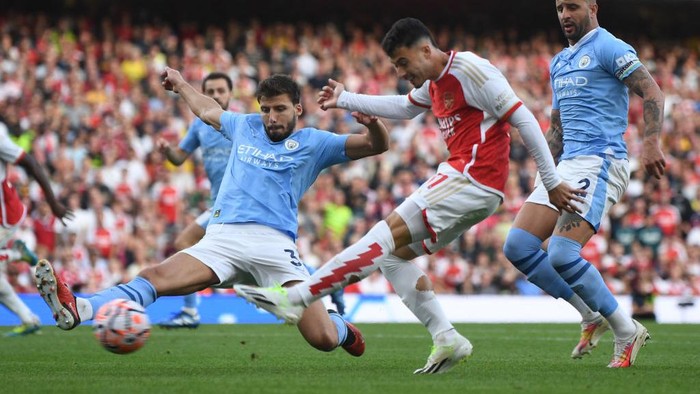 LONDON, ENGLAND - OCTOBER 08: Gabriel Martinelli of Arsenal takes on (L) Ruben Dias and (R) Kyle Walker during the Premier League match between Arsenal FC and Manchester City at Emirates Stadium on October 08, 2023 in London, England. (Photo by Stuart MacFarlane/Arsenal FC via Getty Images)