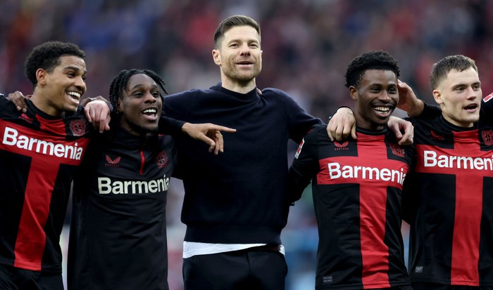 LEVERKUSEN, GERMANY - MARCH 30: Xabi Alonso, Head Coach of Bayer Leverkusen, celebrates with his players after the Bundesliga match between Bayer 04 Leverkusen and TSG Hoffenheim at BayArena on March 30, 2024 in Leverkusen, Germany. (Photo by Lars Baron/Getty Images) (Photo by Lars Baron/Getty Images)