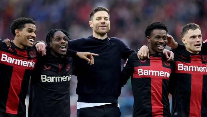 LEVERKUSEN, GERMANY - MARCH 30: Xabi Alonso, Head Coach of Bayer Leverkusen, celebrates with his players after the Bundesliga match between Bayer 04 Leverkusen and TSG Hoffenheim at BayArena on March 30, 2024 in Leverkusen, Germany. (Photo by Lars Baron/Getty Images) (Photo by Lars Baron/Getty Images)