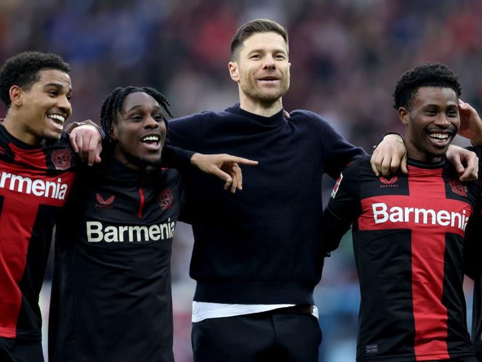 LEVERKUSEN, GERMANY - MARCH 30: Xabi Alonso, Head Coach of Bayer Leverkusen, celebrates with his players after the Bundesliga match between Bayer 04 Leverkusen and TSG Hoffenheim at BayArena on March 30, 2024 in Leverkusen, Germany. (Photo by Lars Baron/Getty Images) (Photo by Lars Baron/Getty Images)