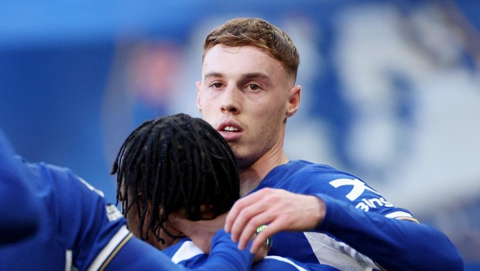 Soccer Football - Premier League - Chelsea v Burnley - Stamford Bridge, London, Britain - March 30, 2024 Chelseas Cole Palmer celebrates scoring their second goal with Raheem Sterling REUTERS/Isabel Infantes NO USE WITH UNAUTHORIZED AUDIO, VIDEO, DATA, FIXTURE LISTS, CLUB/LEAGUE LOGOS OR LIVE SERVICES. ONLINE IN-MATCH USE LIMITED TO 45 IMAGES, NO VIDEO EMULATION. NO USE IN BETTING, GAMES OR SINGLE CLUB/LEAGUE/PLAYER PUBLICATIONS.